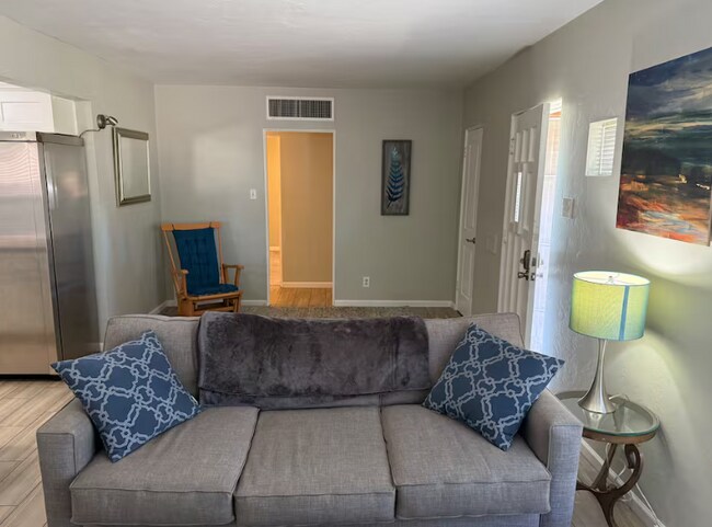 Building Photo - Spacious 2 Bed / 2 Bath Main-Floor Home in Phoenix, AZ