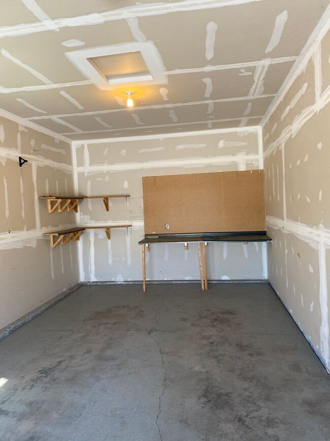 Building Photo - ~ RENT SPECIAL ~ HOLIDAY MERRINESS ~ Beautiful 3 Bedroom, 2 Bathroom Home for Rent