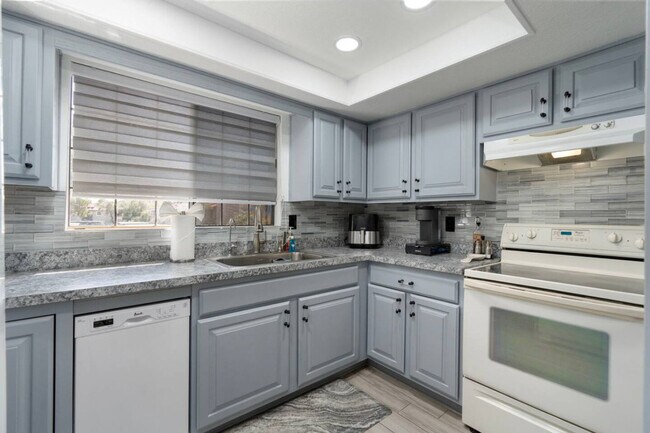 Building Photo - 15402 N 28th St