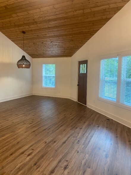 Building Photo - 108 Suzanne Dr