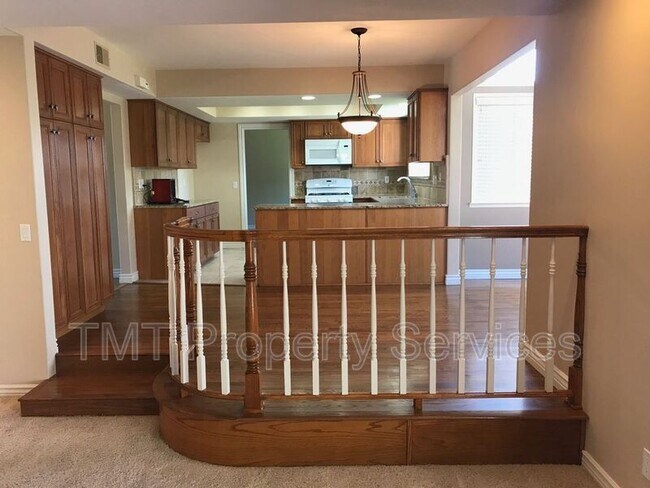 Building Photo - 485 Meadowbrook Dr