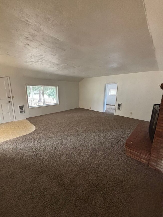 Building Photo - Great Home With Lots of Space