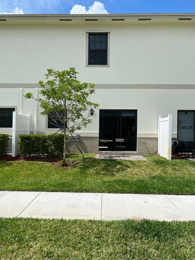 Building Photo - 757 SW 11th St