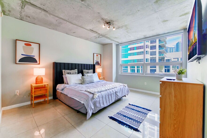 Building Photo - 3250 NE 1st Ave