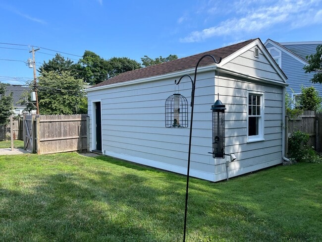 Building Photo - 3 Bedroom 2 Bath Furnished House Near Southport