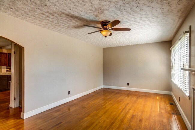 Building Photo - 120 Windsor Dr