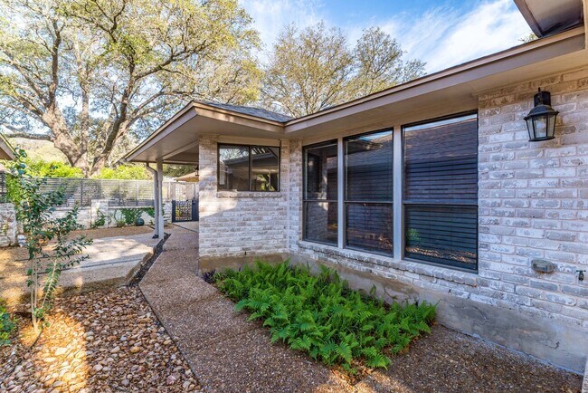 Building Photo - RENOVATED 2-BEDROOM IN WHISPERING OAKS
