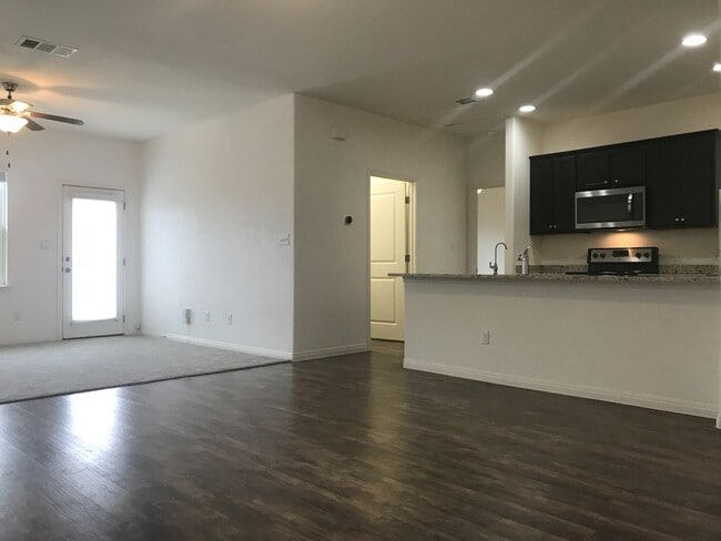 Building Photo - LIKE NEW 3/2 WITH SOLAR!