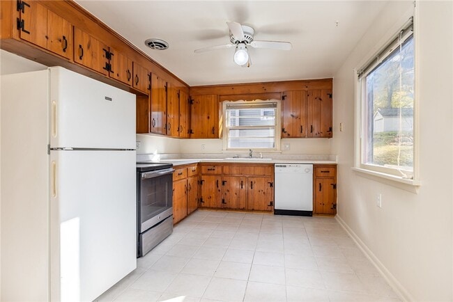 Building Photo - 16 Summit St