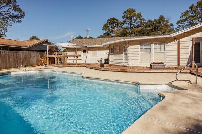 Building Photo - 410 Tanglewood Dr