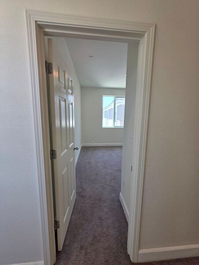 Building Photo - Newer 5 Bedroom 4.5 Bathroom in SE Visalia!! Coming soon!!