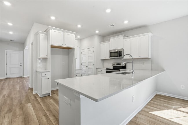 Building Photo - 145 Binscombe Ln