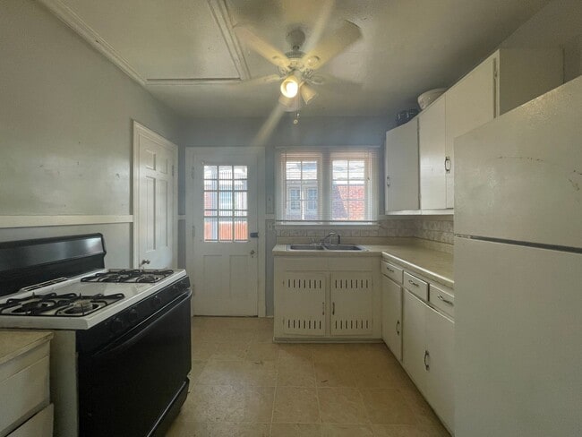 Building Photo - 1 bedroom duplex with washer and dryer