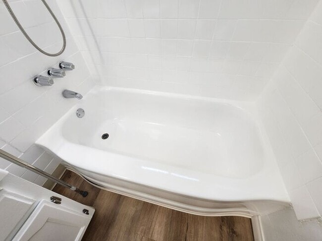 Building Photo - Updated LARGE Bright Lower One Bedroom in ...