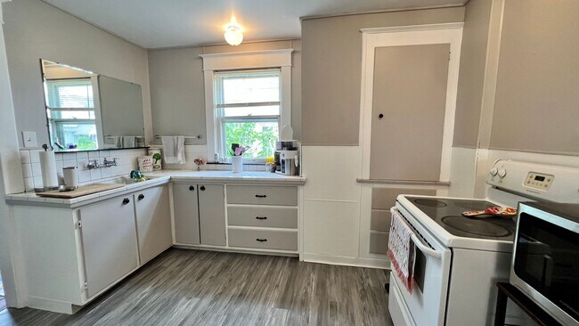 Building Photo - 531 Glenwood SE