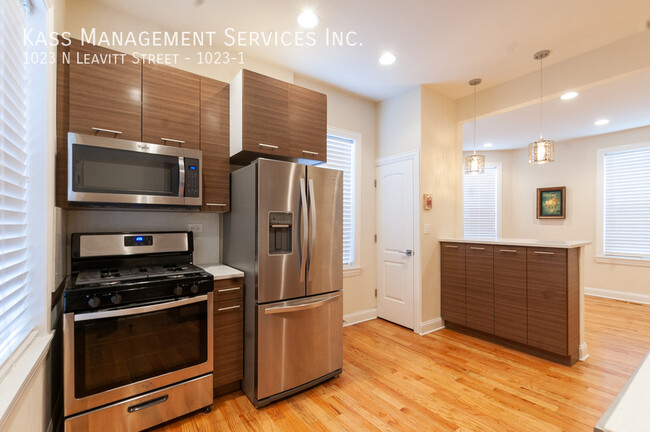 Building Photo - 1023 N Leavitt St