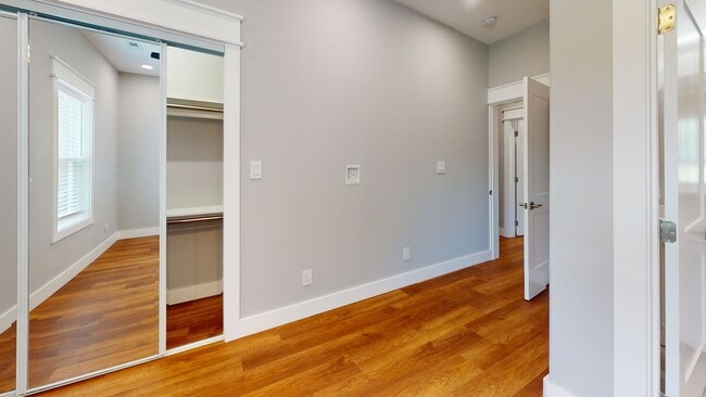 Building Photo - 5BR/5BA in Fort Sanders | Private Bathroom...