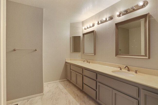 Building Photo - 562 La Corso Dr