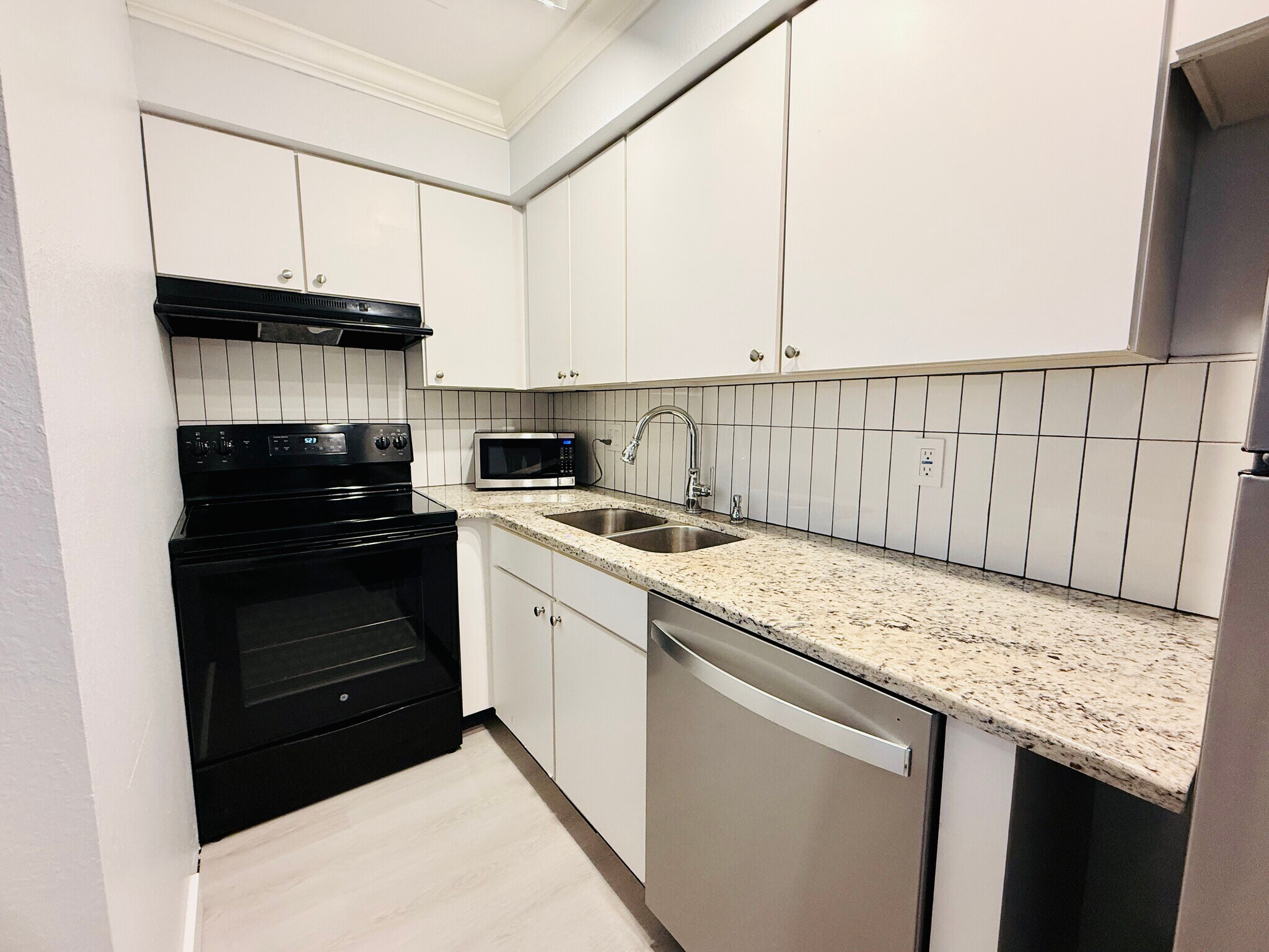 Building Photo - 9586 Lake Chase Island Way