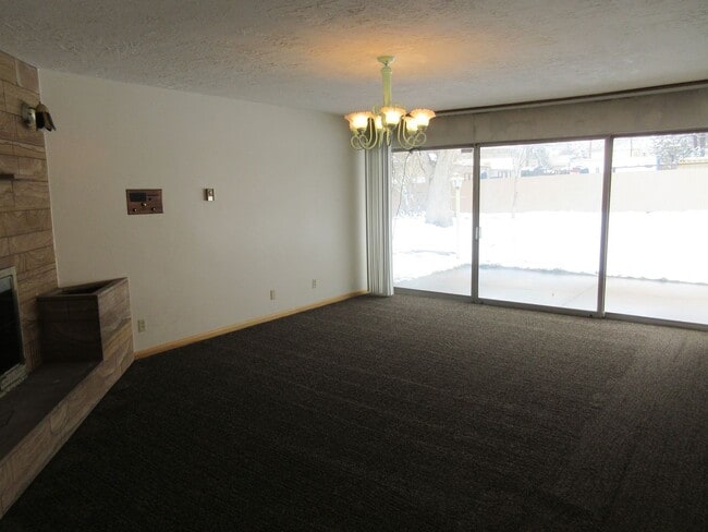 Building Photo - Spacious single level home with a retro feel - you must see!