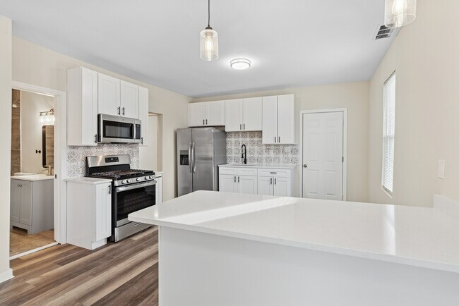 Building Photo - 515 George Ave