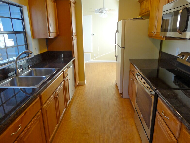 Galley kitchen - 26701 Quail Crk