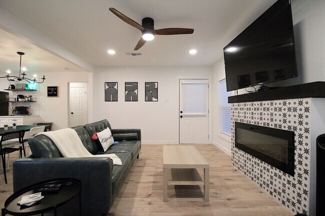 Building Photo - Ryan Place- Short to Mid-Term Rental Fully Remodeled 2  Bed, 1 Bath