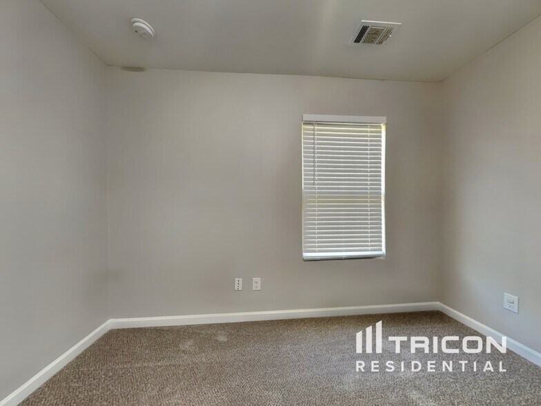 Building Photo - 211 Hollyhock Ln