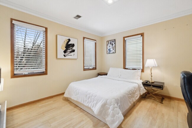 Building Photo - 40 Ella St