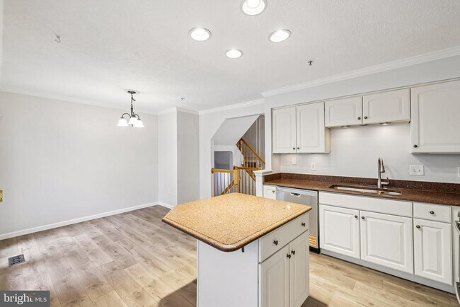 Building Photo - 8727 Thornbrook Dr