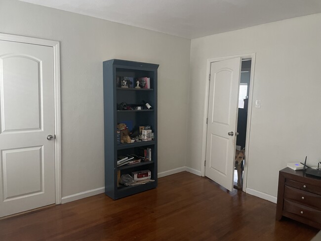 Bedroom - 3026 S West View St