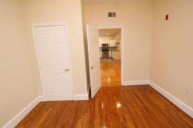 Building Photo - 14 Estella St