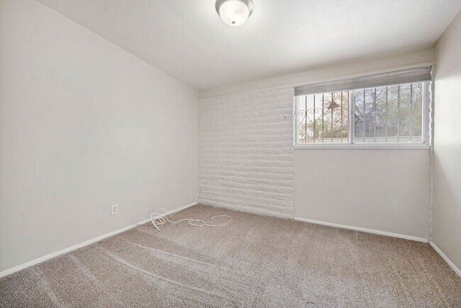 Building Photo - Eastside 4 Bedroom Home with Pool