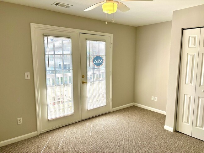 Building Photo - Modern 3-Bed Condo: Lovely Appliances, LVP...
