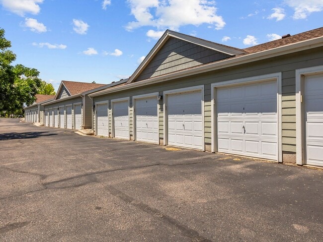 Building Photo - Beautiful 2 Bed 2.5 Bath Townhouse in SE F...