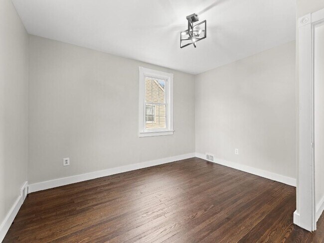Building Photo - Beautifully Renovated 3-Bedroom, 1.5-Bath Home with Modern Kitchen & Driveway Parking in Mt. Ephr...