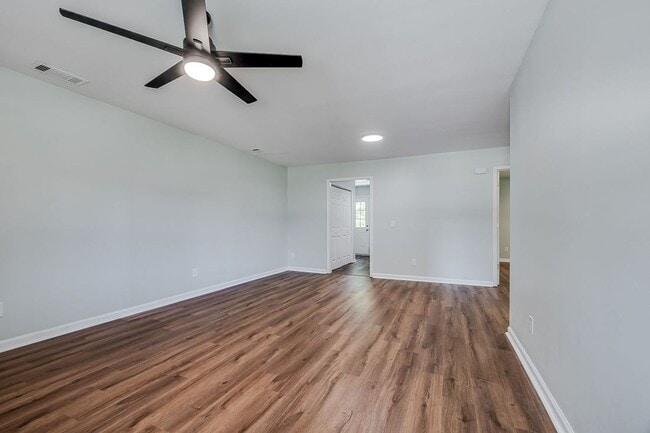 Building Photo - Completely Renovated 2BR Duplex with Granite Counters & Stainless Appliances