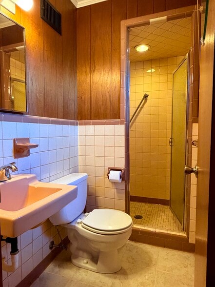 Building Photo - 518 5th St