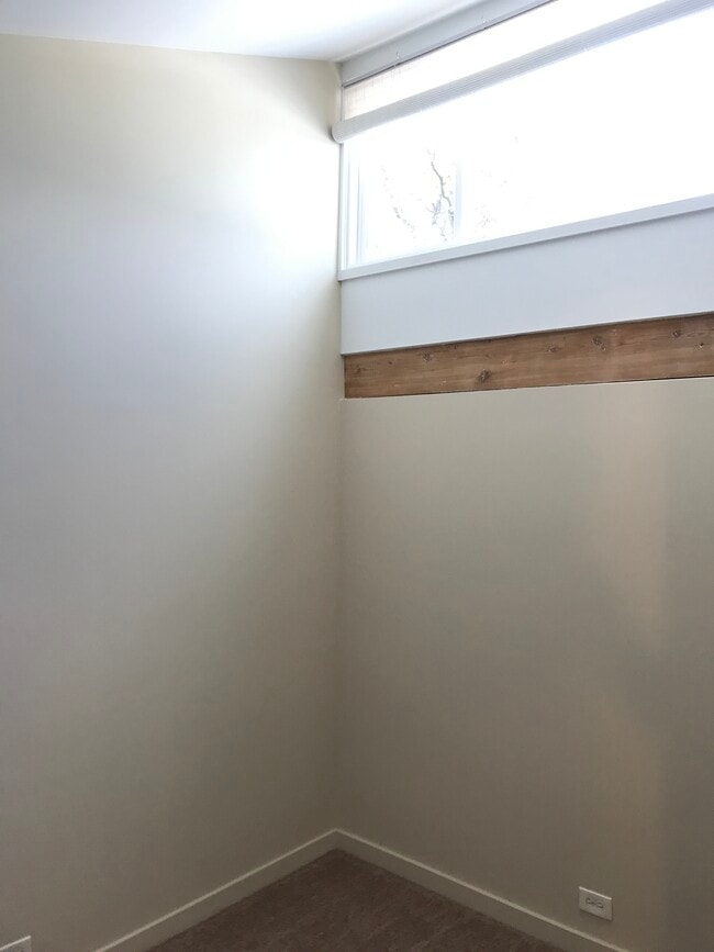 Building Photo - 811 S La Grange Rd