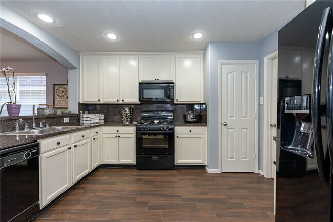 Building Photo - 10706 Plum Dale Way