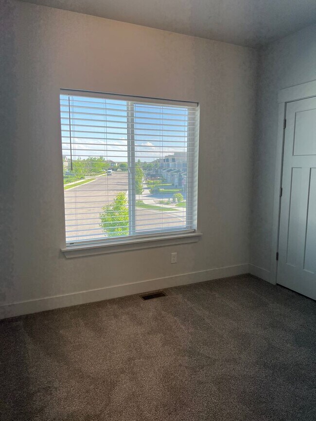 Building Photo - Beautiful 4 bed 2.5 bath home in the desirable Summerfield Subdivision