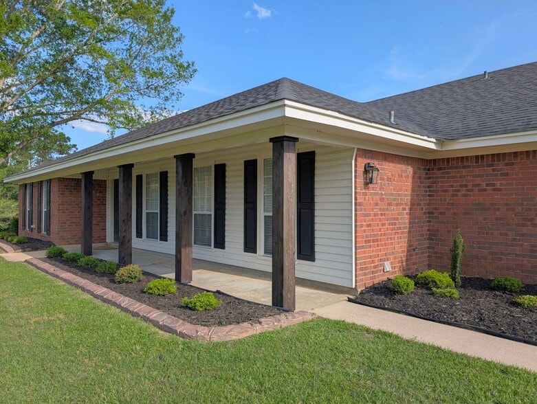 Building Photo - 531 Pine Hills Dr