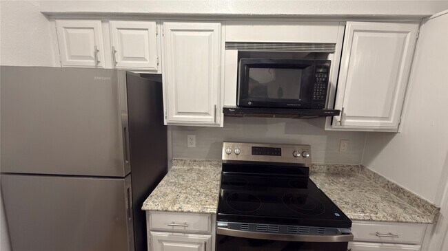 Building Photo - 10855 Meadowglen Ln