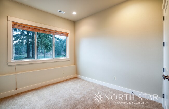 Building Photo - Gorgeous, Gated and Lake Front in Oregon City