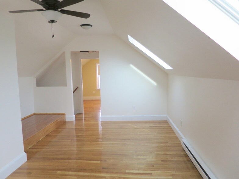 Building Photo - 1098 Fellsway