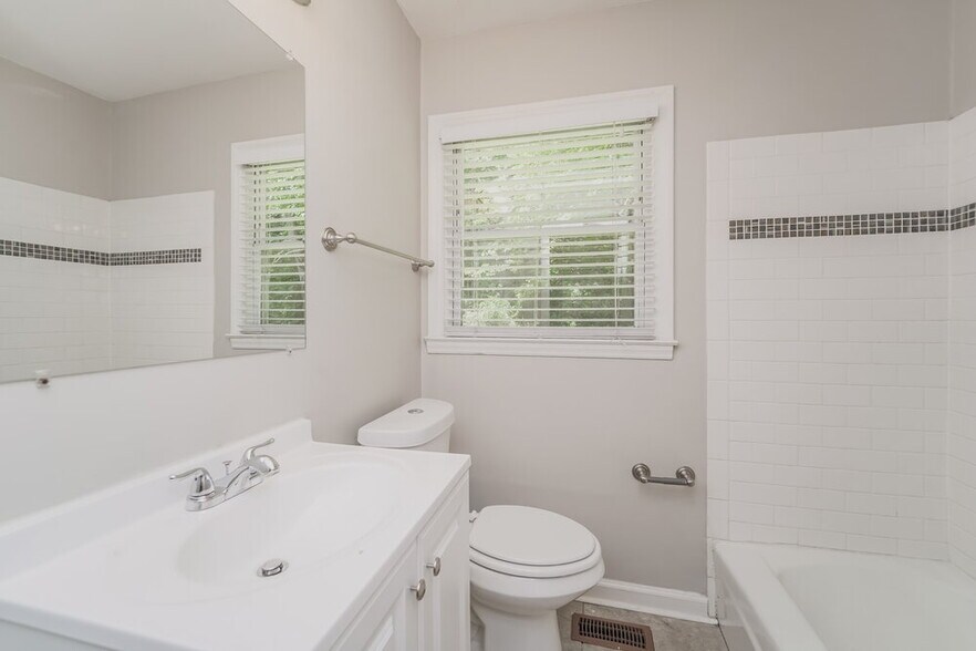 Building Photo - 2413 Dora Dr