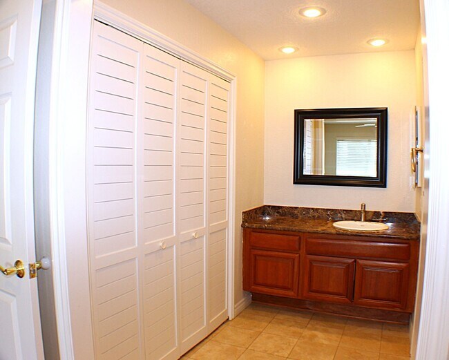 Building Photo - Stunning 3 bed, 2 bath Townhome for Rent.