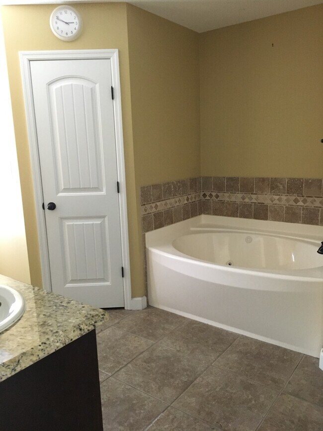 Building Photo - Luxurious 3BR/2BA Home with Stunning Backyard in Cottonwood Neighborhood