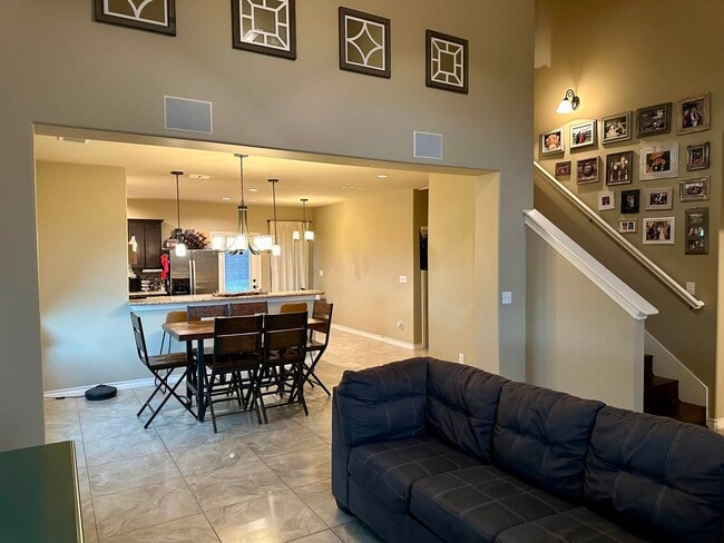 Building Photo - 302 Altozano Dr