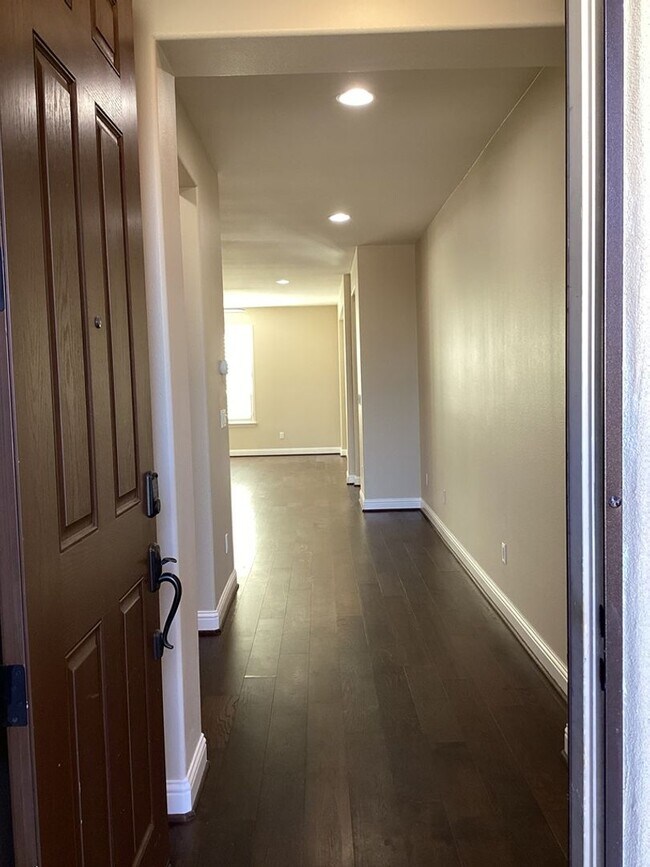 Building Photo - Beautiful Newer Rice Ranch Single Story Ho...